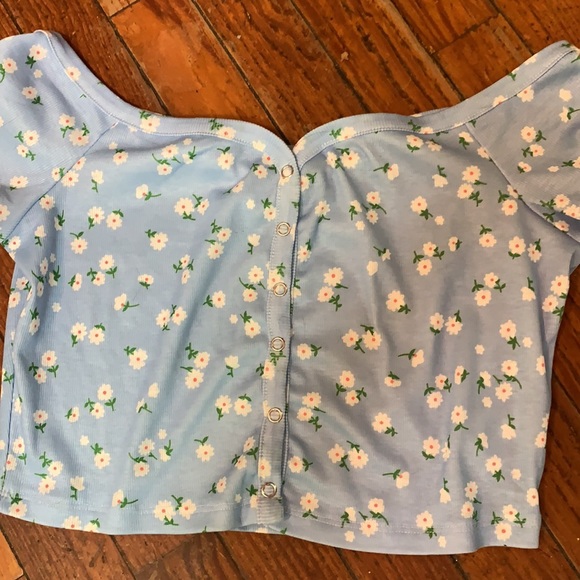 Light blue cropped floral daisy top - Picture 3 of 6
